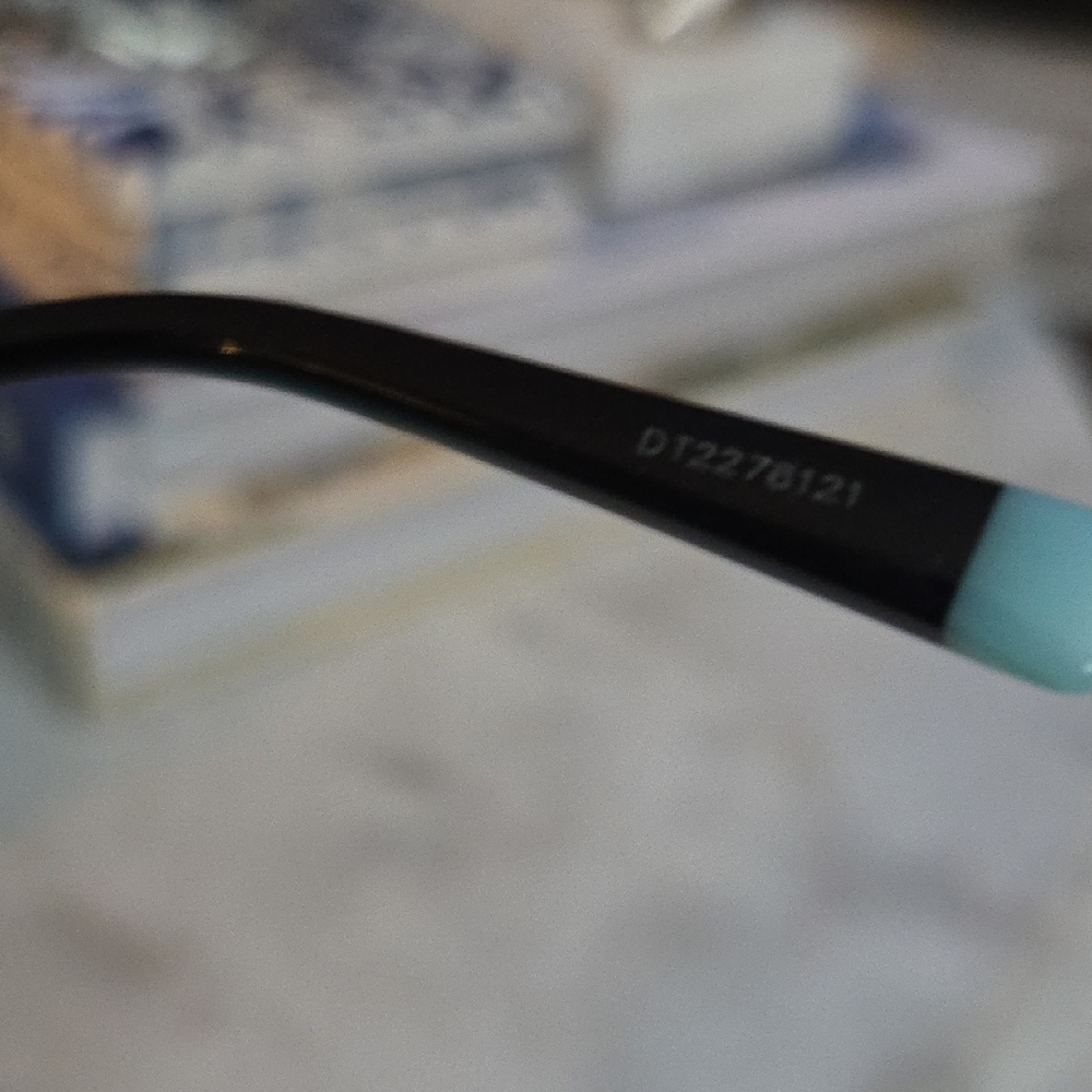 Tiffany & Co. Elegant Gradient Blue Sunglasses Cat Eye Sunglasses - Picture 3 of 12